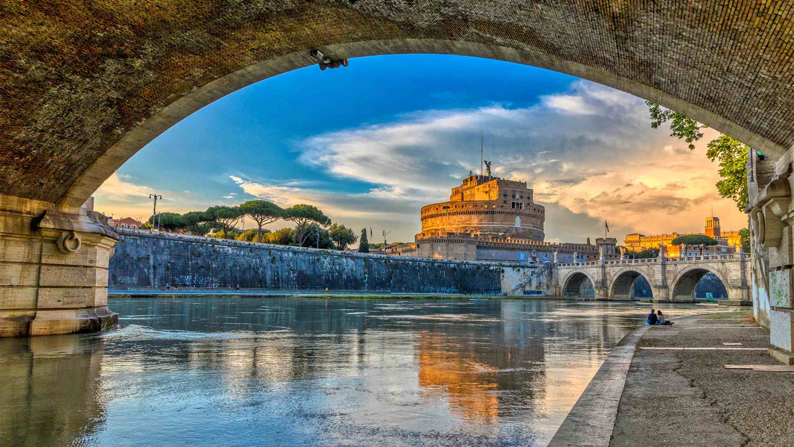Enjoy the aerial view of Castel San't Angelo with Rome Tour Tickets
