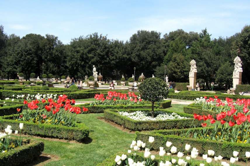 Explore the breathtaking gardens of Rome on a Walking Tour